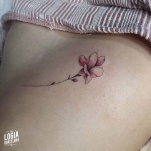 tatuaje_pierna_flores_logiabarcelona_cristina_varas     